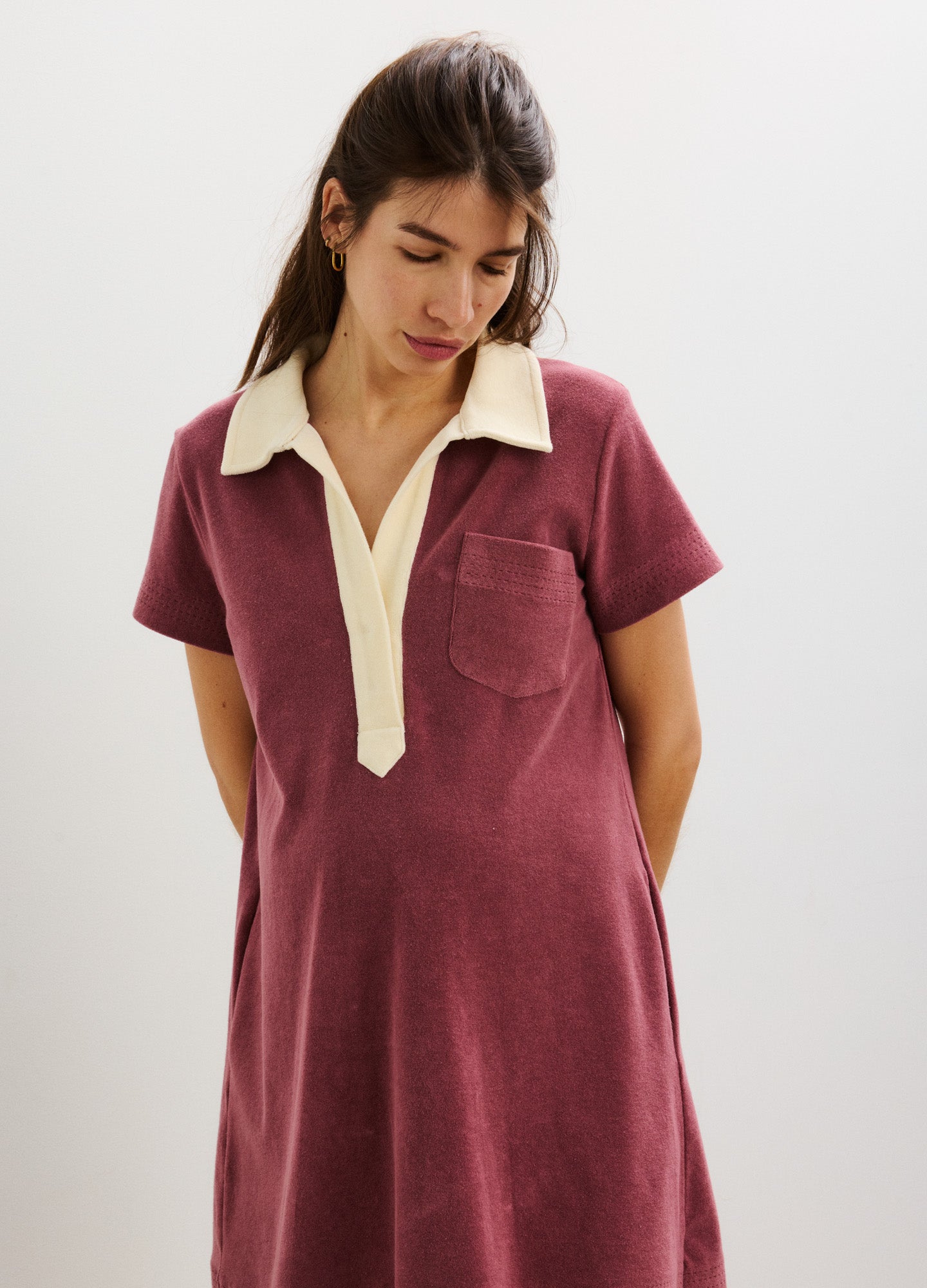 Short-sleeve maternity dress in dusty rose with cream collar and front pocket, soft breathable fabric.