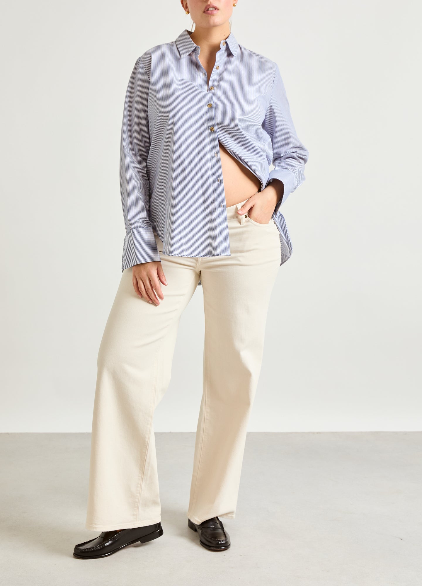 The Relaxed Wide Leg Maternity Jean - Vanilla wide leg maternity jeans with stretchy waistband, styled for pregnancy, nursing, and postpartum comfort.