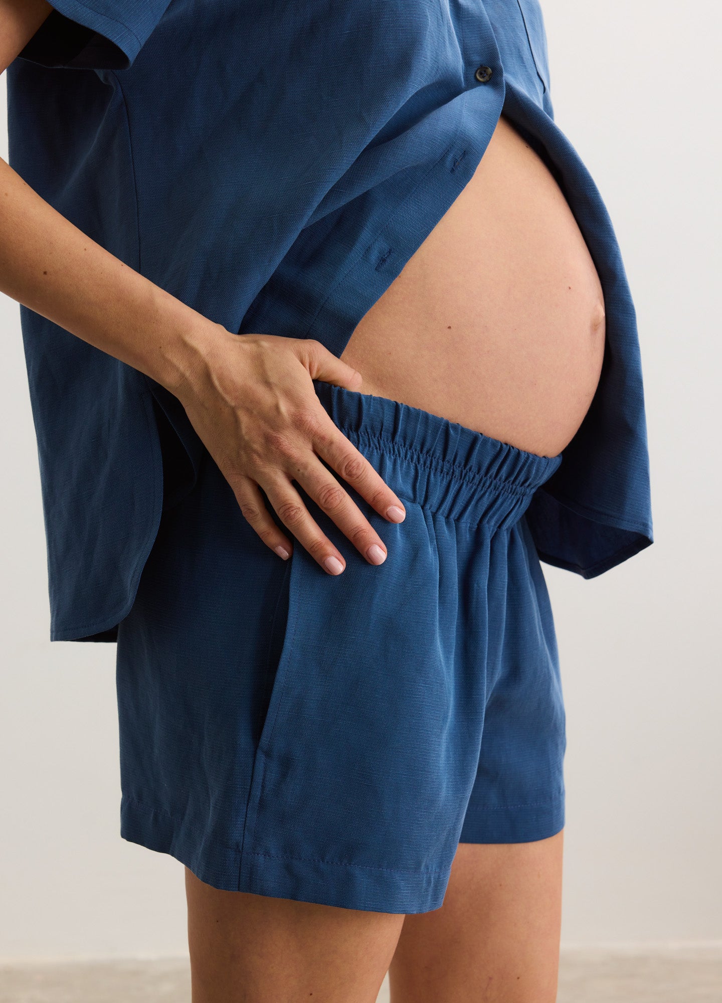 Navy blue maternity shorts with elastic waistband, designed for pregnant comfort and support.