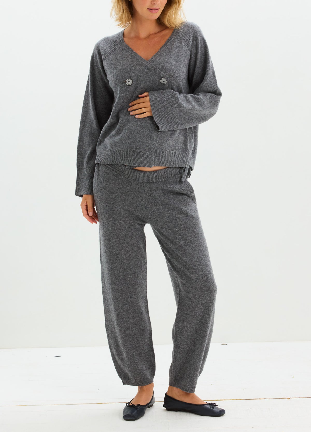 Charcoal gray cashmere lounge pants with a relaxed straight-leg fit and adjustable drawstring waist.