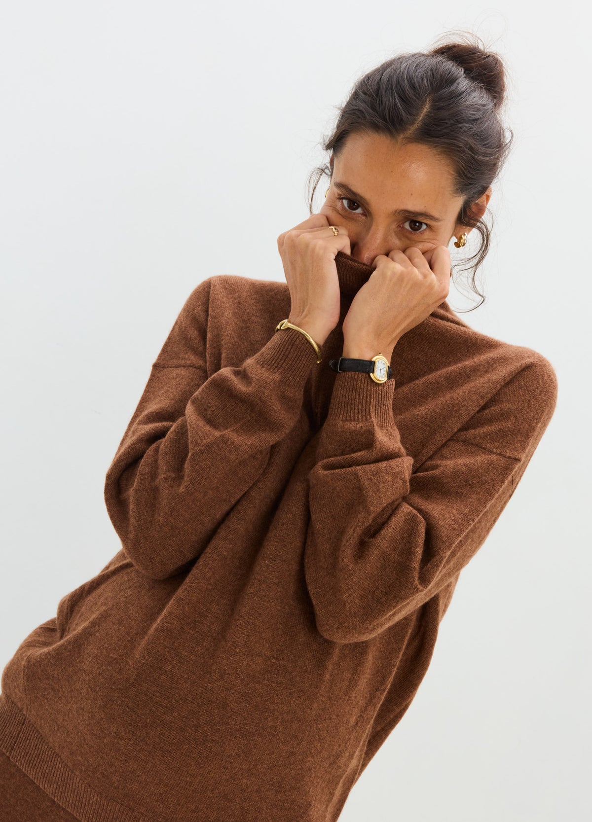 Rich brown cashmere sweater with a relaxed fit, ribbed cuffs, and a soft crew neckline.