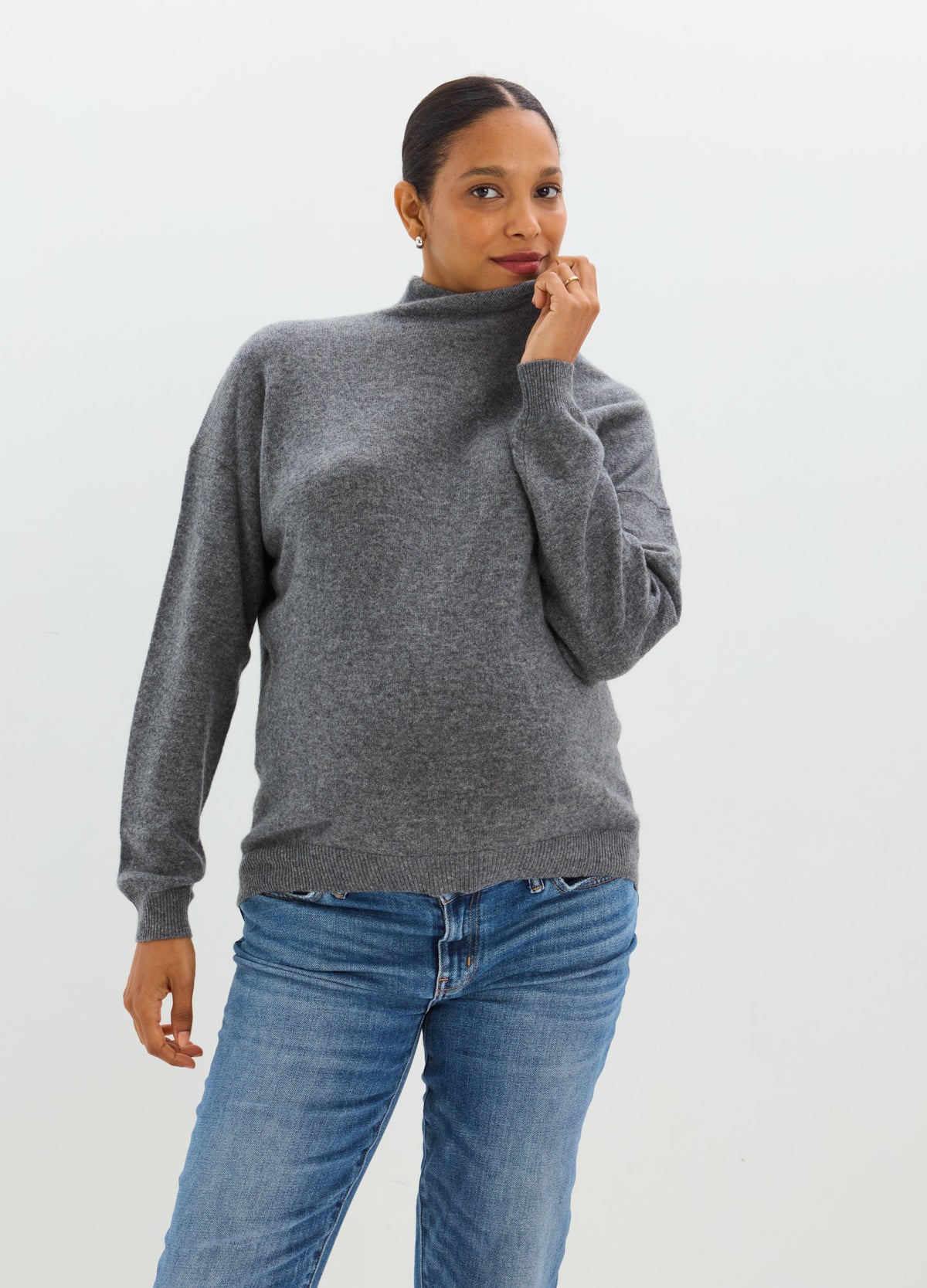 Charcoal gray cashmere sweater with a relaxed fit, crew neckline, and ribbed cuffs and hem.