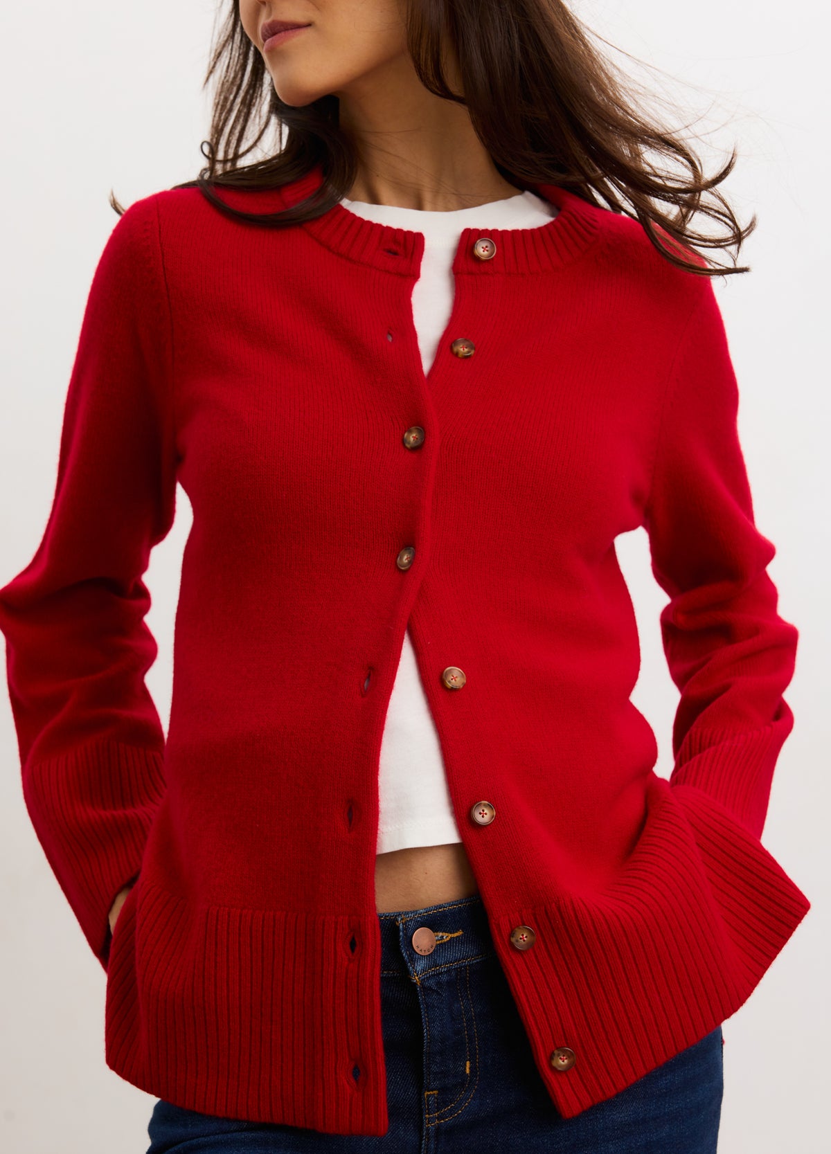 Red cashmere cardigan with round neckline, ribbed cuffs and hem, button-down front, maternity-friendly fit.