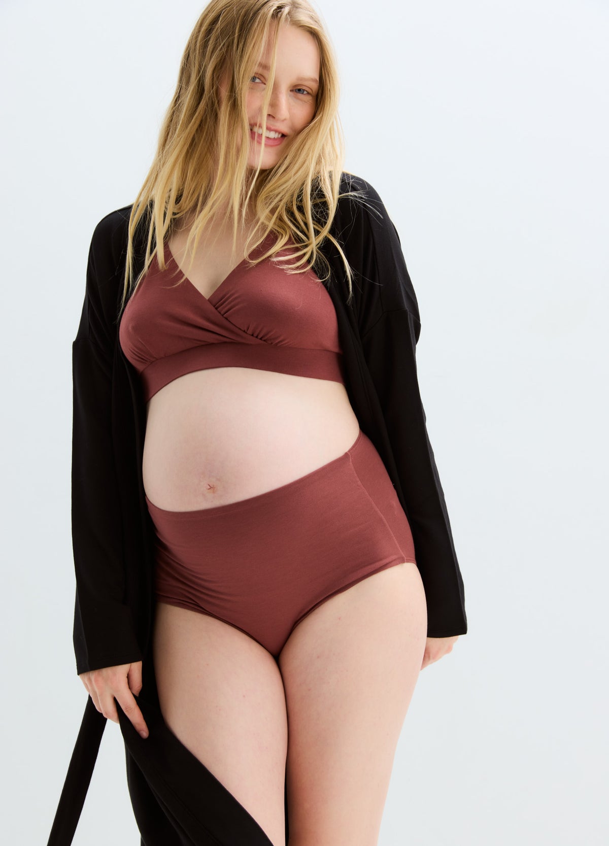 High-waisted maternity briefs in warm brown with a smooth, stretchy fabric and full belly coverage.