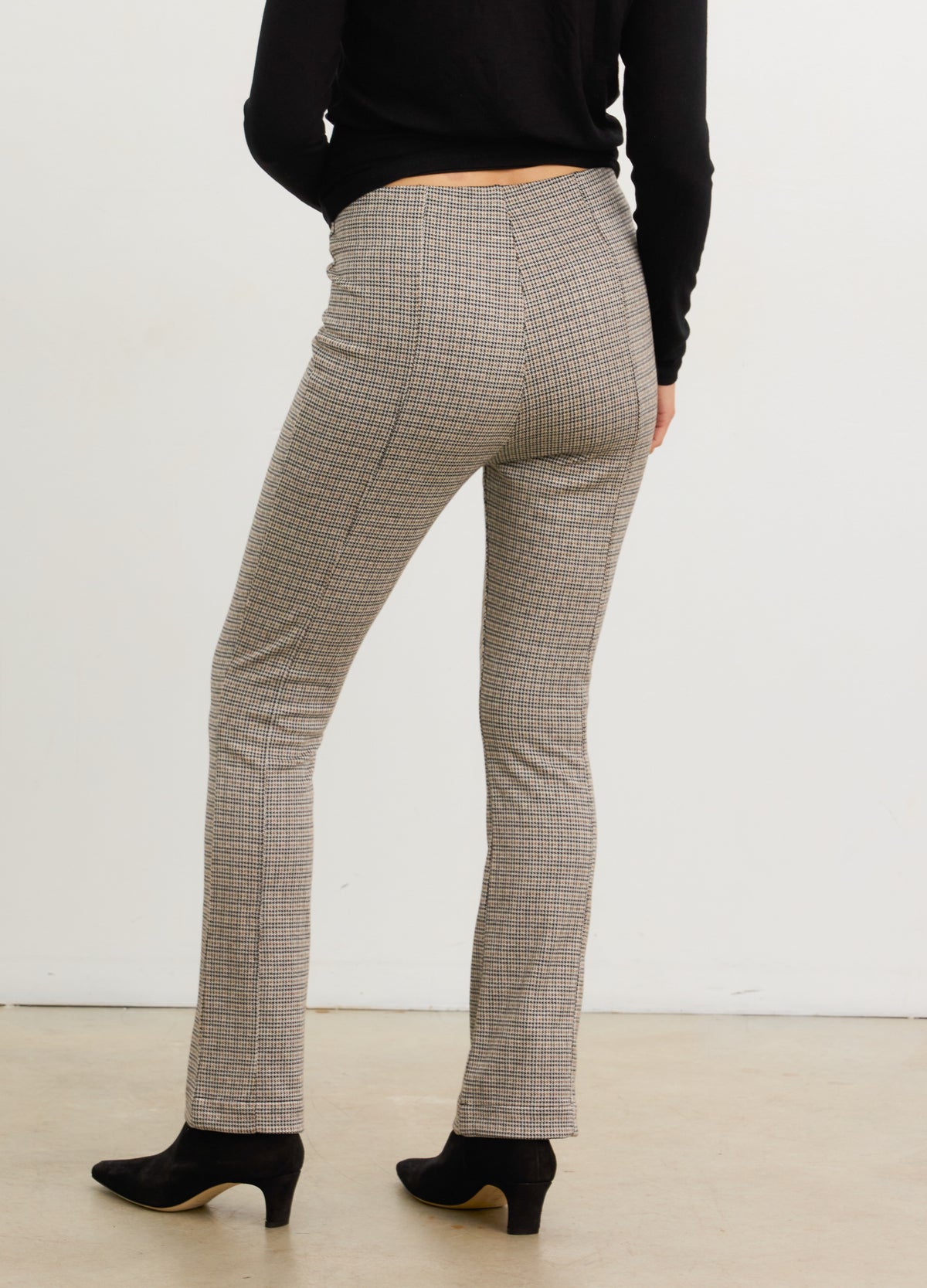 Mini houndstooth seamed stretch crop pant in maternity fit, worn by pregnant model.